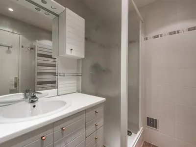 Salle de bains dans l'établissement Appartement spacieux rénové Tignes, skis aux pieds, balcon, animaux OK - FR-1-502-475