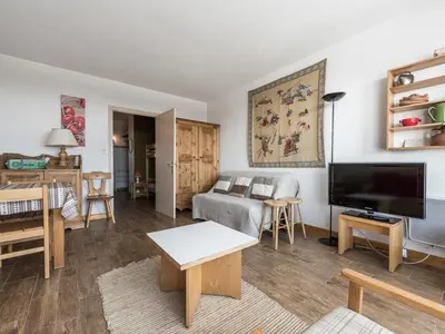 Télévision ou salle de divertissement dans l'établissement Appartement spacieux rénové Tignes, skis aux pieds, balcon, animaux OK - FR-1-502-475