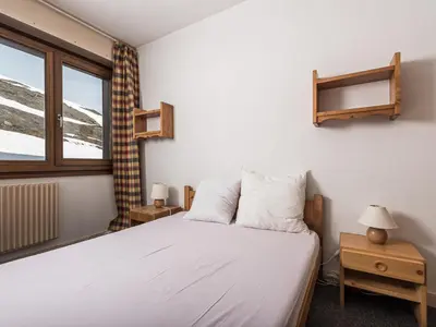 Un ou plusieurs lits dans un hébergement de l'établissement Appartement spacieux rénové Tignes, skis aux pieds, balcon, animaux OK - FR-1-502-475
