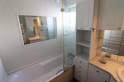 Salle de bains dans l'établissement Résidence Les Rives - Appartement à proximité des pistes MAE-3924