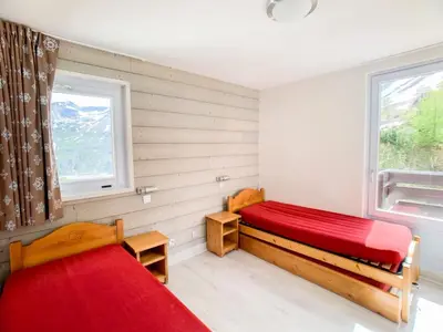 Un ou plusieurs lits dans un hébergement de l'établissement Confort, 3 pièces rénové, près des pistes, 9 pers, balcon à Tignes - FR-1-502-477