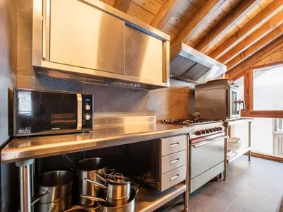 Cuisine ou kitchenette dans l'établissement Chalet in Champagny by Ski Slopes