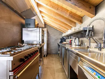 Cuisine ou kitchenette dans l'établissement Chalet in Champagny by Ski Slopes