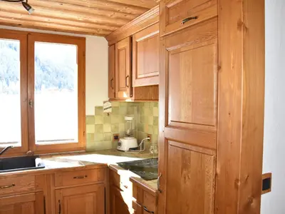 Cuisine ou kitchenette dans l'établissement Appartement chalet 4 pièces, proche centre, animaux admis - FR-1-464-214