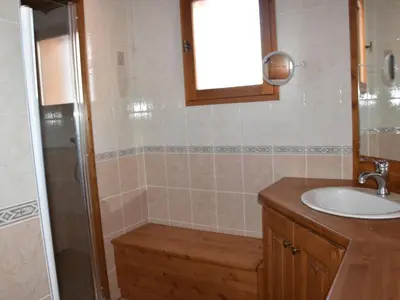 Salle de bains dans l'établissement Appartement chalet 4 pièces, proche centre, animaux admis - FR-1-464-214