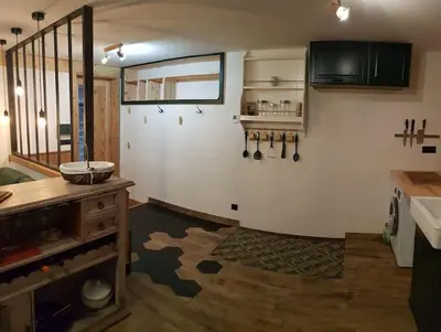 Cuisine ou kitchenette dans l'établissement Studio en lisière de forêt
