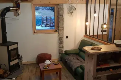 Coin salon dans l'établissement Studio en lisière de forêt