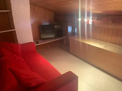 Télévision ou salle de divertissement dans l'établissement Le p'tit coin montagne 2