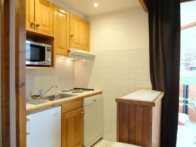 Cuisine ou kitchenette dans l'établissement T2 confortable skis aux pieds avec balcon à Tignes - FR-1-502-480