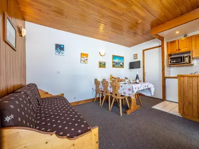 Coin salon dans l'établissement T2 confortable skis aux pieds avec balcon à Tignes - FR-1-502-480