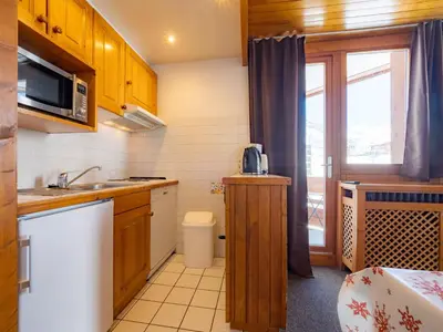 Cuisine ou kitchenette dans l'établissement T2 confortable skis aux pieds avec balcon à Tignes - FR-1-502-480