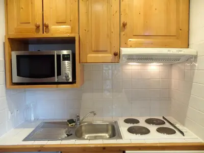 Cuisine ou kitchenette dans l'établissement T2 confortable skis aux pieds avec balcon à Tignes - FR-1-502-480