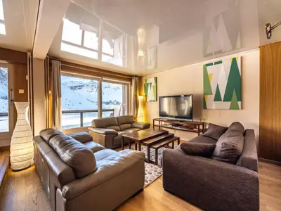 Coin salon dans l'établissement Appartement spacieux, proche des pistes, balcon, WIFI inclus - FR-1-502-481