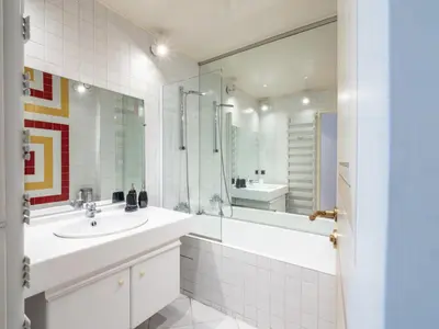 Salle de bains dans l'établissement Appartement spacieux, proche des pistes, balcon, WIFI inclus - FR-1-502-481