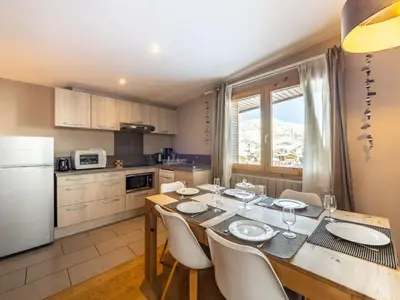 Cuisine ou kitchenette dans l'établissement Appartement Tignes 6 pers, skis aux pieds, balcon, animaux acceptés - FR-1-502-479
