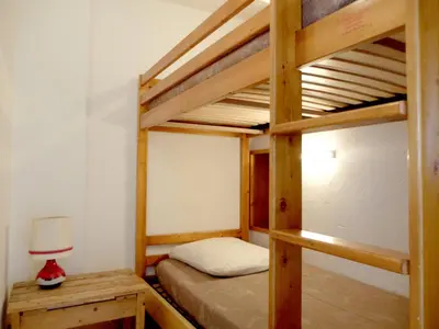 Un ou plusieurs lits dans un hébergement de l'établissement Studio cabine lumineux au cœur de Tignes, balcon, animaux acceptés - FR-1-502-483