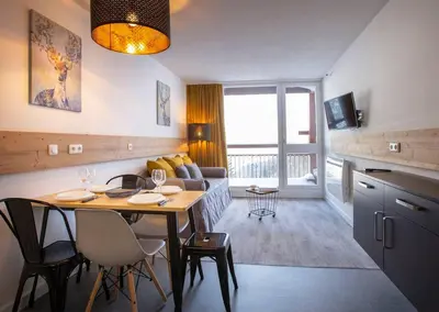 Télévision ou salle de divertissement dans l'établissement Appartement Arc 2000 Rénové 5 personnes Paradiski