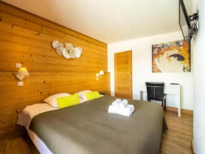 Un ou plusieurs lits dans un hébergement de l'établissement Chalet Millonex - Appartement rénové·skis aux pieds·WIFI·Balcon MAE-4984