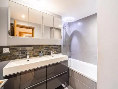 Salle de bains dans l'établissement Chalet Millonex - Appartement rénové·skis aux pieds·WIFI·Balcon MAE-4984