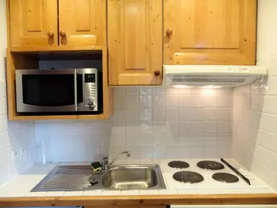 Cuisine ou kitchenette dans l'établissement Résidence Savoy - Appartement confortable·Ski aux pieds MAE-4994