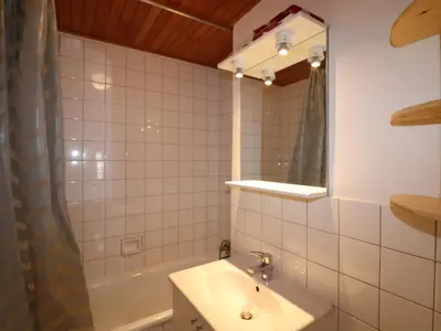 Salle de bains dans l'établissement Appartement 2 pièces, skis aux pieds, balcon sud-ouest, animaux acceptés - FR-1-502-485