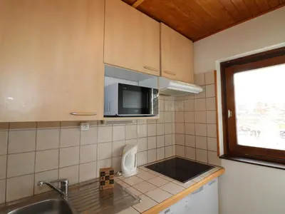 Cuisine ou kitchenette dans l'établissement Appartement 2 pièces, skis aux pieds, balcon sud-ouest, animaux acceptés - FR-1-502-485