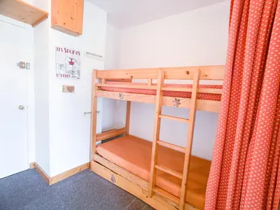 Un ou plusieurs lits superposés dans un hébergement de l'établissement Studio lumineux proche pistes et commerces, balcon vue lac, animaux acceptés - FR-1-502-487