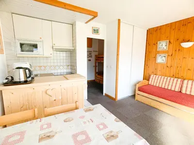 Cuisine ou kitchenette dans l'établissement Studio lumineux proche pistes et commerces, balcon vue lac, animaux acceptés - FR-1-502-487