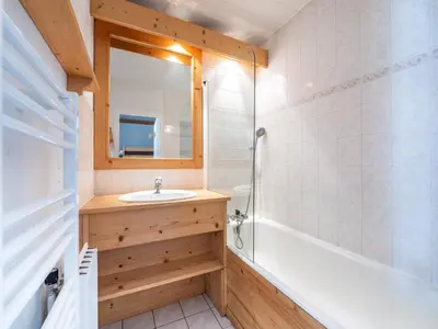 Salle de bains dans l'établissement Studio lumineux au pied des pistes avec terrasse - Animaux bienvenus - FR-1-502-490