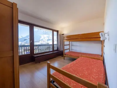 Un ou plusieurs lits dans un hébergement de l'établissement Appartement spacieux à Tignes, 9 pers, animaux admis, skis aux pieds - FR-1-502-489