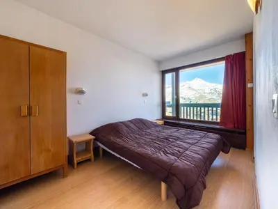 Un ou plusieurs lits dans un hébergement de l'établissement Appartement spacieux à Tignes, 9 pers, animaux admis, skis aux pieds - FR-1-502-489