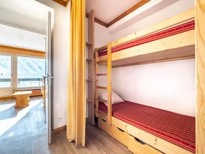 Un ou plusieurs lits dans un hébergement de l'établissement Studio rénové skis aux pieds avec balcon et animaux acceptés - FR-1-502-491