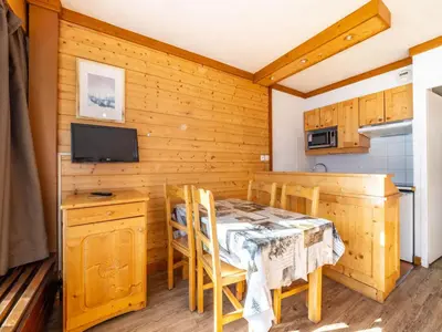 Cuisine ou kitchenette dans l'établissement Studio rénové skis aux pieds avec balcon et animaux acceptés - FR-1-502-491