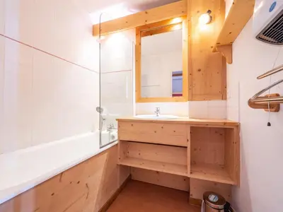 Salle de bains dans l'établissement Studio rénové skis aux pieds avec balcon et animaux acceptés - FR-1-502-491