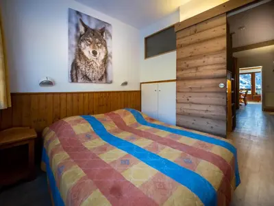 Un ou plusieurs lits dans un hébergement de l'établissement Appartement spacieux skis aux pieds pour 10 pers. avec balcon, animaux admis - FR-1-502-488