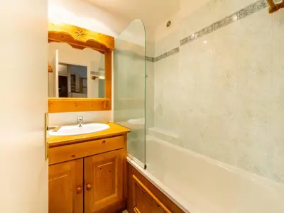 Salle de bains dans l'établissement Appartement spacieux skis aux pieds pour 10 pers. avec balcon, animaux admis - FR-1-502-488
