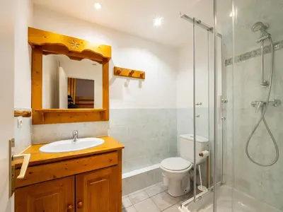 Salle de bains dans l'établissement Appartement spacieux skis aux pieds pour 10 pers. avec balcon, animaux admis - FR-1-502-488