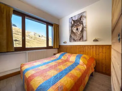 Un ou plusieurs lits dans un hébergement de l'établissement Appartement spacieux skis aux pieds pour 10 pers. avec balcon, animaux admis - FR-1-502-488
