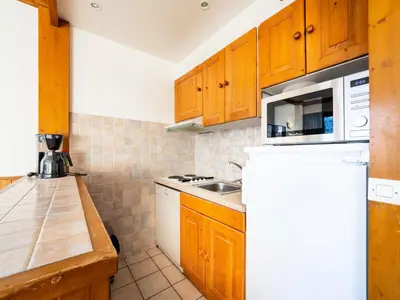 Cuisine ou kitchenette dans l'établissement Résidence Bec Rouge - Appartement spacieux·Skis aux pieds·Balcon MAE-9464