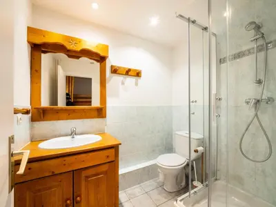 Salle de bains dans l'établissement Résidence Bec Rouge - Appartement spacieux·Skis aux pieds·Balcon MAE-9464
