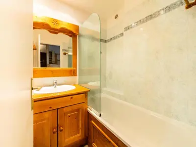 Salle de bains dans l'établissement Résidence Bec Rouge - Appartement spacieux·Skis aux pieds·Balcon MAE-9464