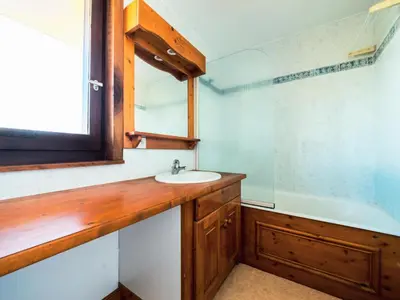 Salle de bains dans l'établissement Résidence Bec Rouge - Appartement spacieux·Skis aux pieds·Balcon MAE-9474