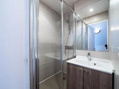 Salle de bains dans l'établissement Résidence Bec Rouge - Appartement spacieux·Skis aux pieds·Balcon MAE-9474