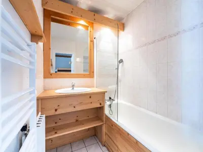 Salle de bains dans l'établissement Résidence Bec Rouge - Studio lumineux·Skis aux pieds·Terrasse MAE-9484