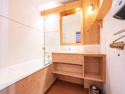 Salle de bains dans l'établissement Résidence Bec Rouge - Studio rénové·Skis aux pieds·Balcon MAE-9494