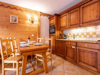 Cuisine ou kitchenette dans l'établissement Apartment Ecrin des Neiges - Val Claret-2 by Interhome