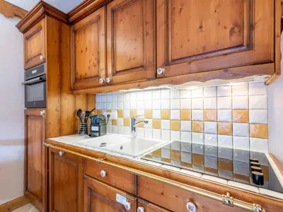 Cuisine ou kitchenette dans l'établissement Apartment Ecrin des Neiges - Val Claret-2 by Interhome