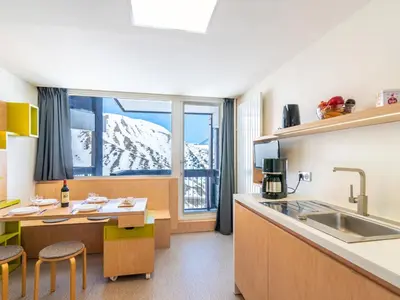 Cuisine ou kitchenette dans l'établissement Studio Home Club - Lavachet-9 by Interhome