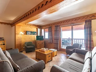 Coin salon dans l'établissement Apartment Ecrin des Neiges - Val Claret-3 by Interhome
