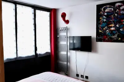 Télévision ou salle de divertissement dans l'établissement Val Claret, Tignes Appt cosy 5-6pers Location dimanche dimanche en saison